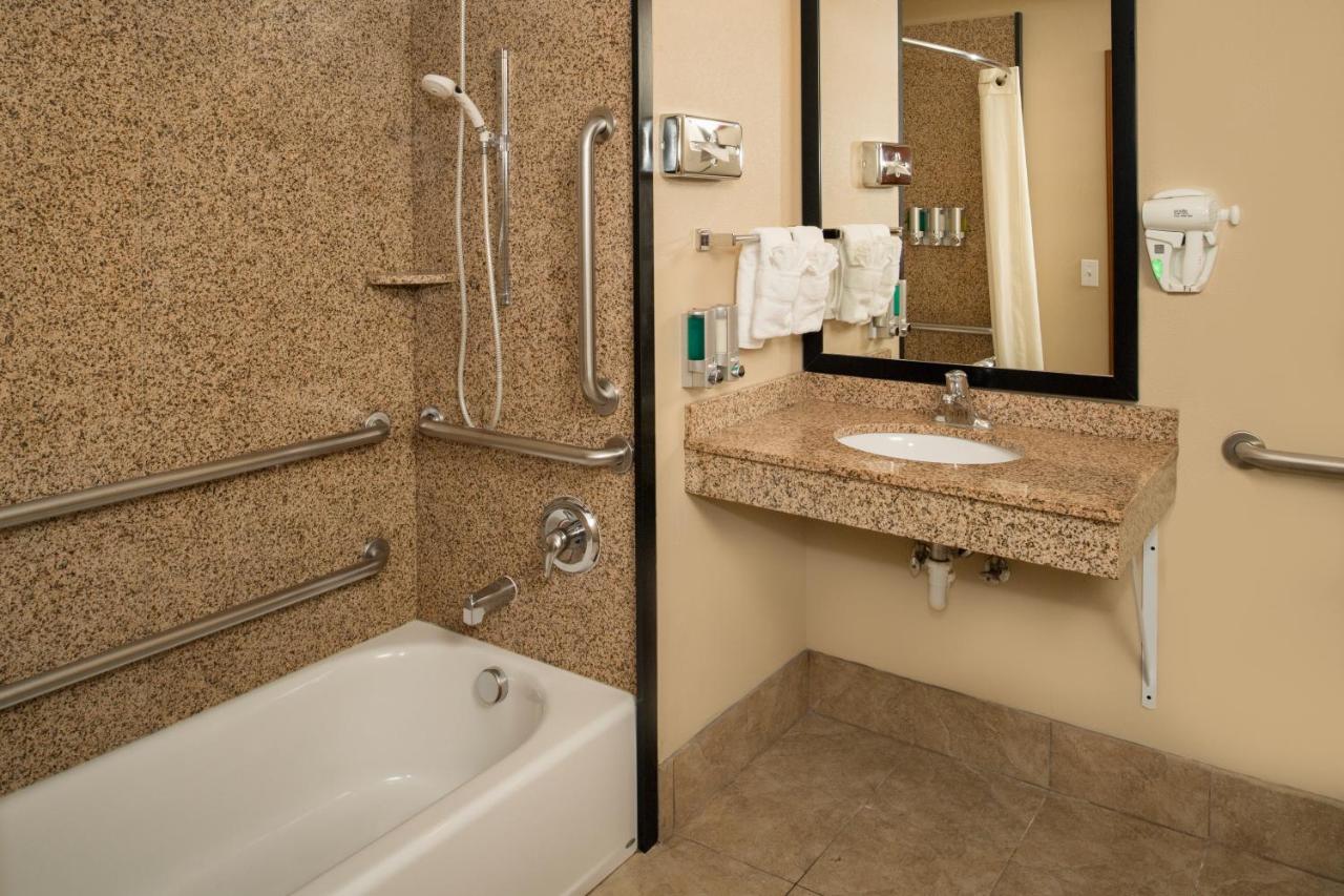 Queen Room with Two Queen Beds and Bath Tub - Disability Access at Best Western Kennewick Tri-Cities Center