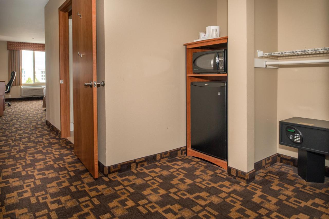 Queen Room with Two Queen Beds and Bath Tub - Disability Access at Best Western Kennewick Tri-Cities Center
