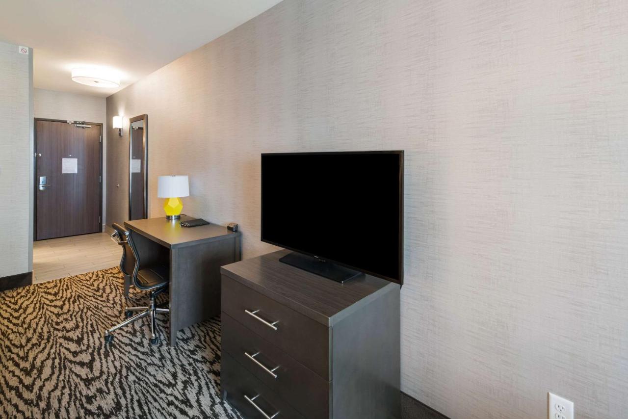 Queen Suite with Two Queen Beds and Sofa Bed - Non-Smoking at Comfort Suites Kennewick at Southridge