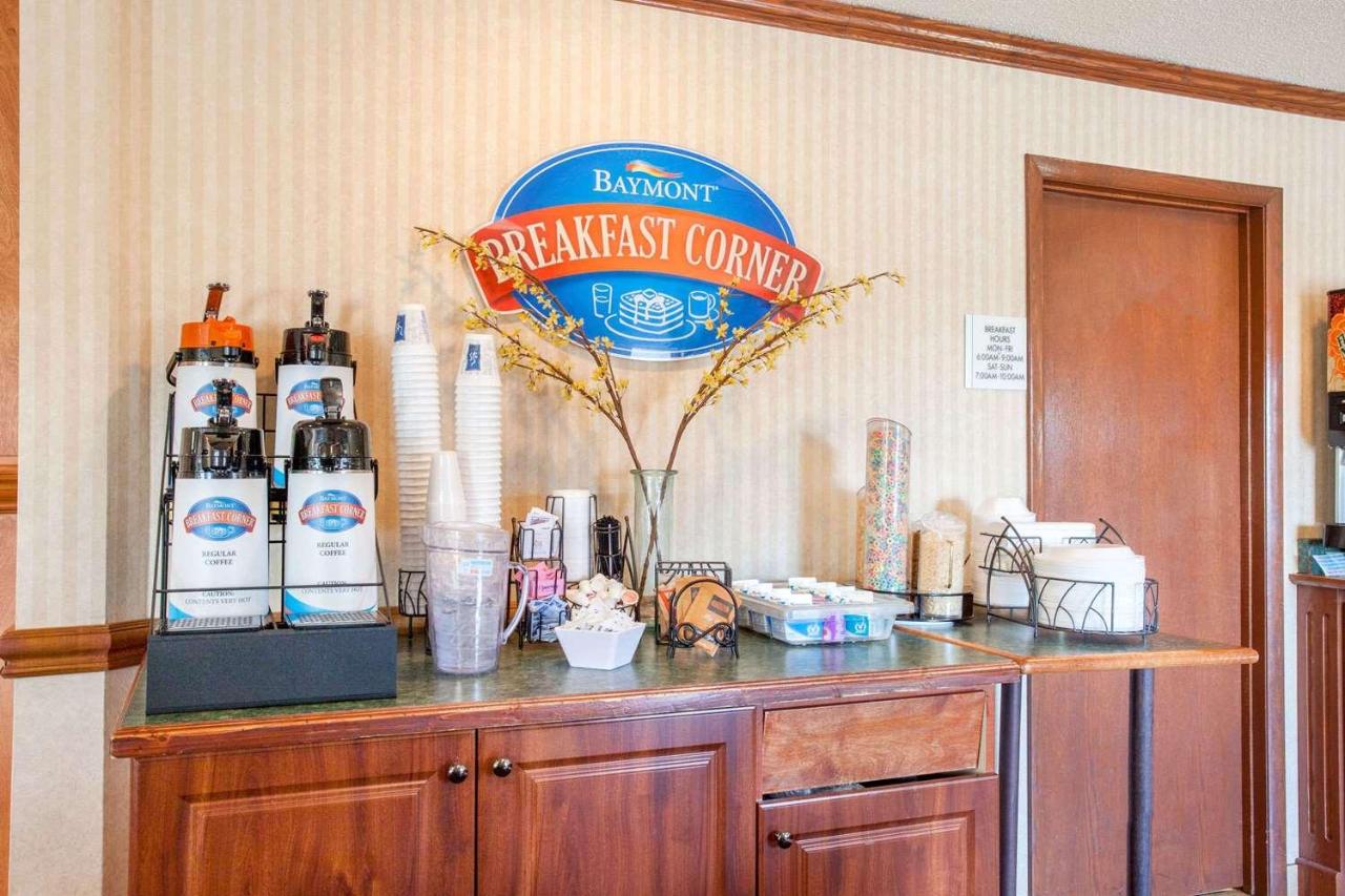 Queen Room - Disability Access/Non-Smoking at Baymont by Wyndham Detroit/Roseville