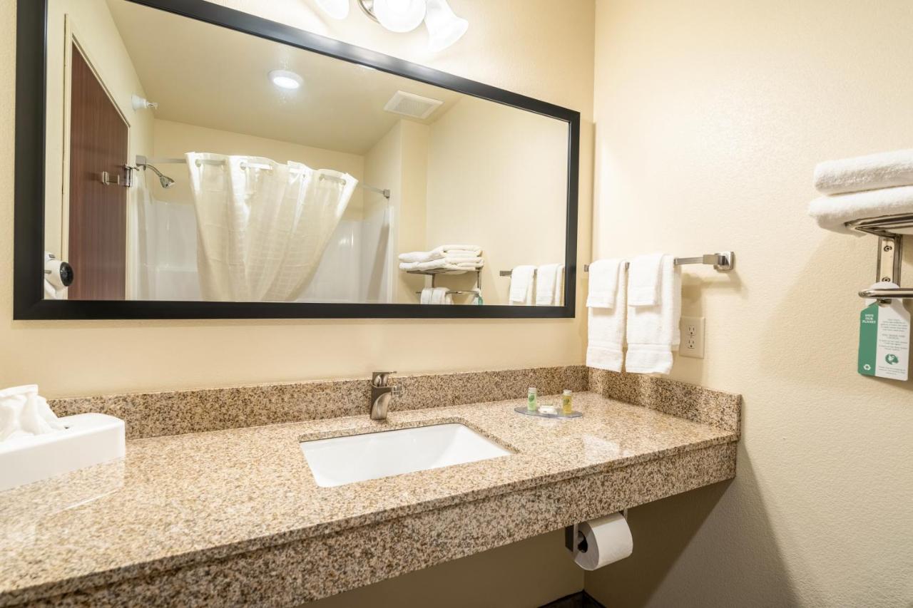| Cobblestone Hotel & Suites - Newport