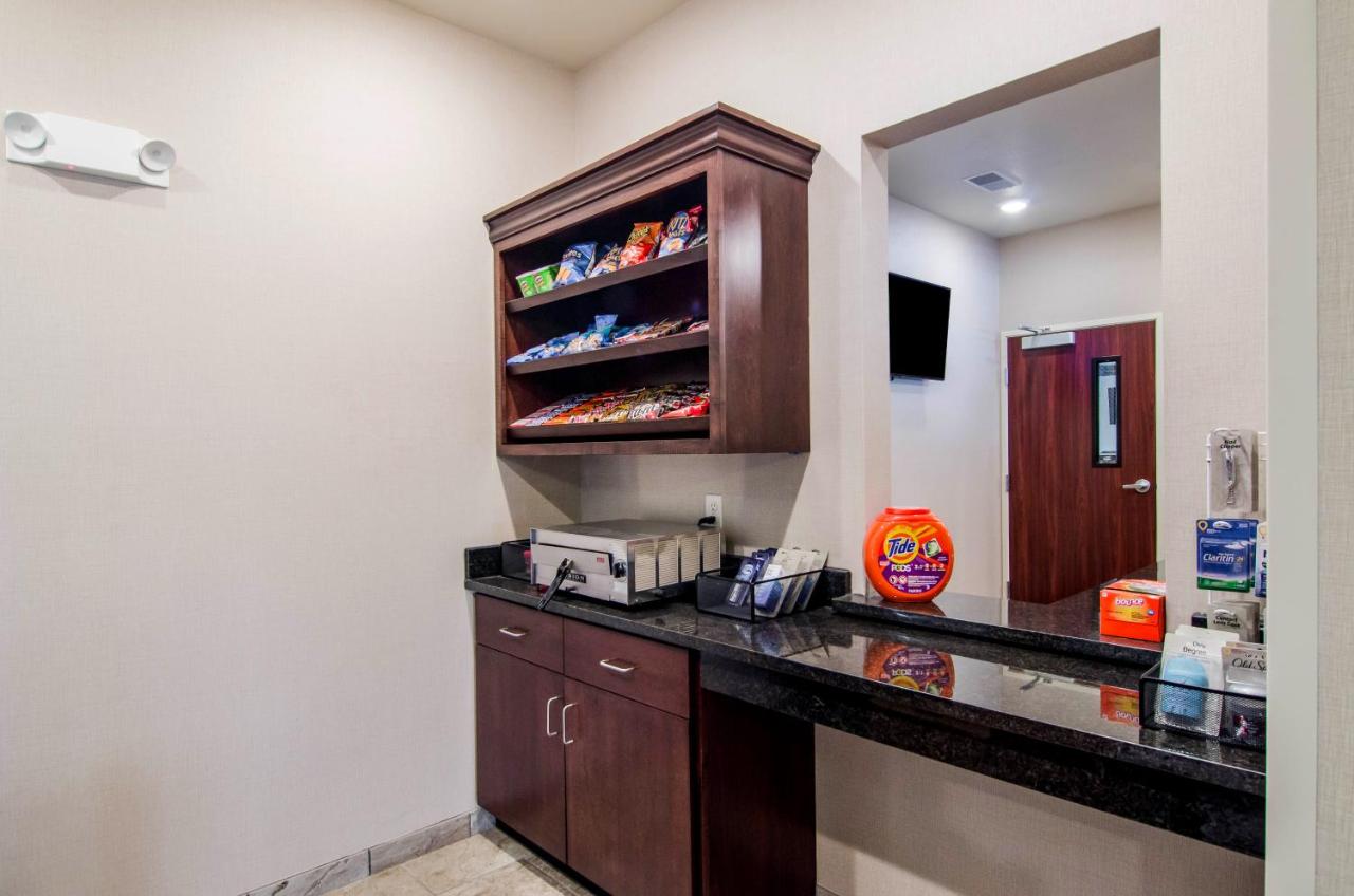 | Cobblestone Hotel & Suites - Newport