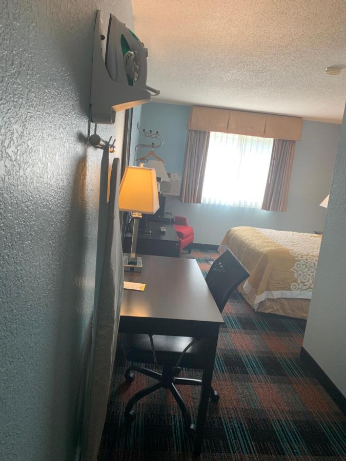 Queen Room - Mobility Access/Non-Smoking at Sunrise Inn