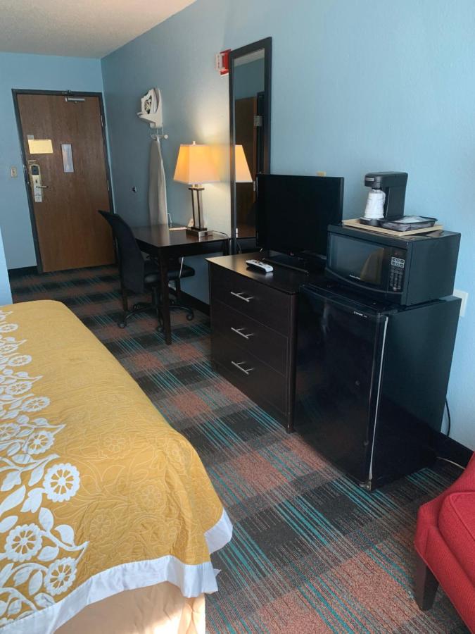 Queen Room - Mobility Access/Non-Smoking at Sunrise Inn