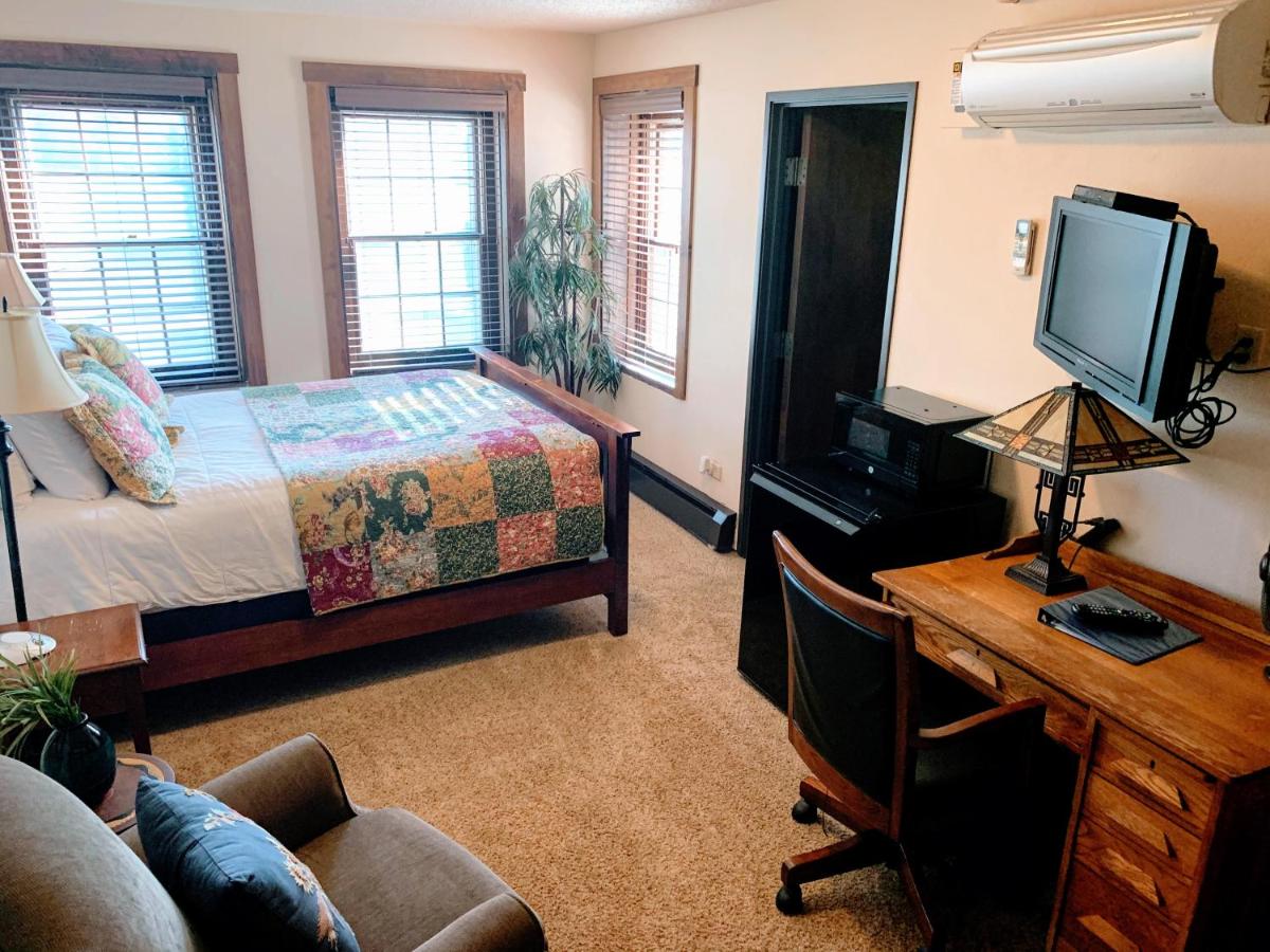 | Iowa House Historic Inn
