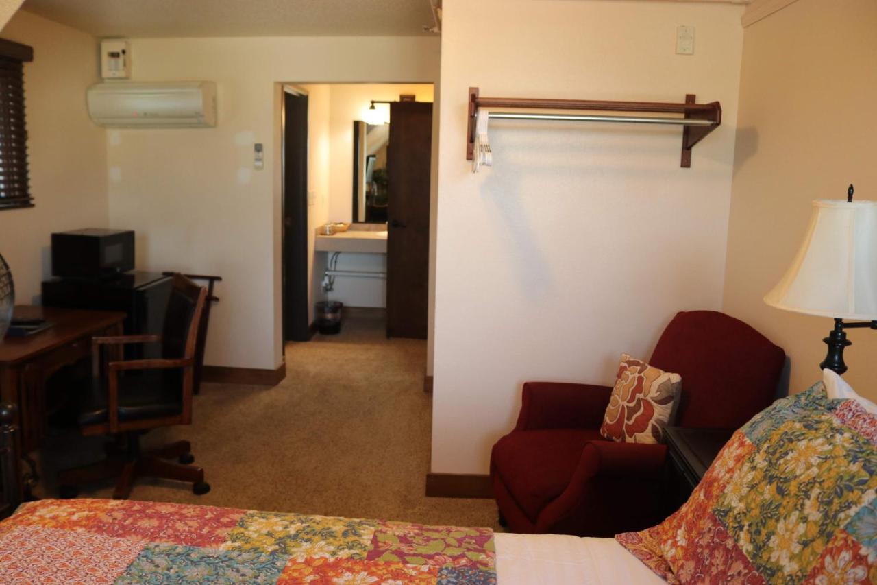 | Iowa House Historic Inn