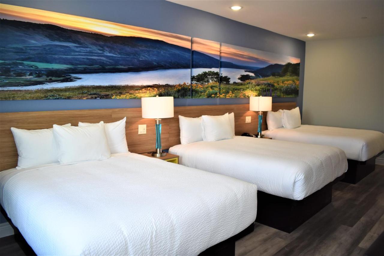 Queen Room with Three Queen Beds - Non-Smoking at Days Inn & Suites by Wyndham Downtown/University of Houston
