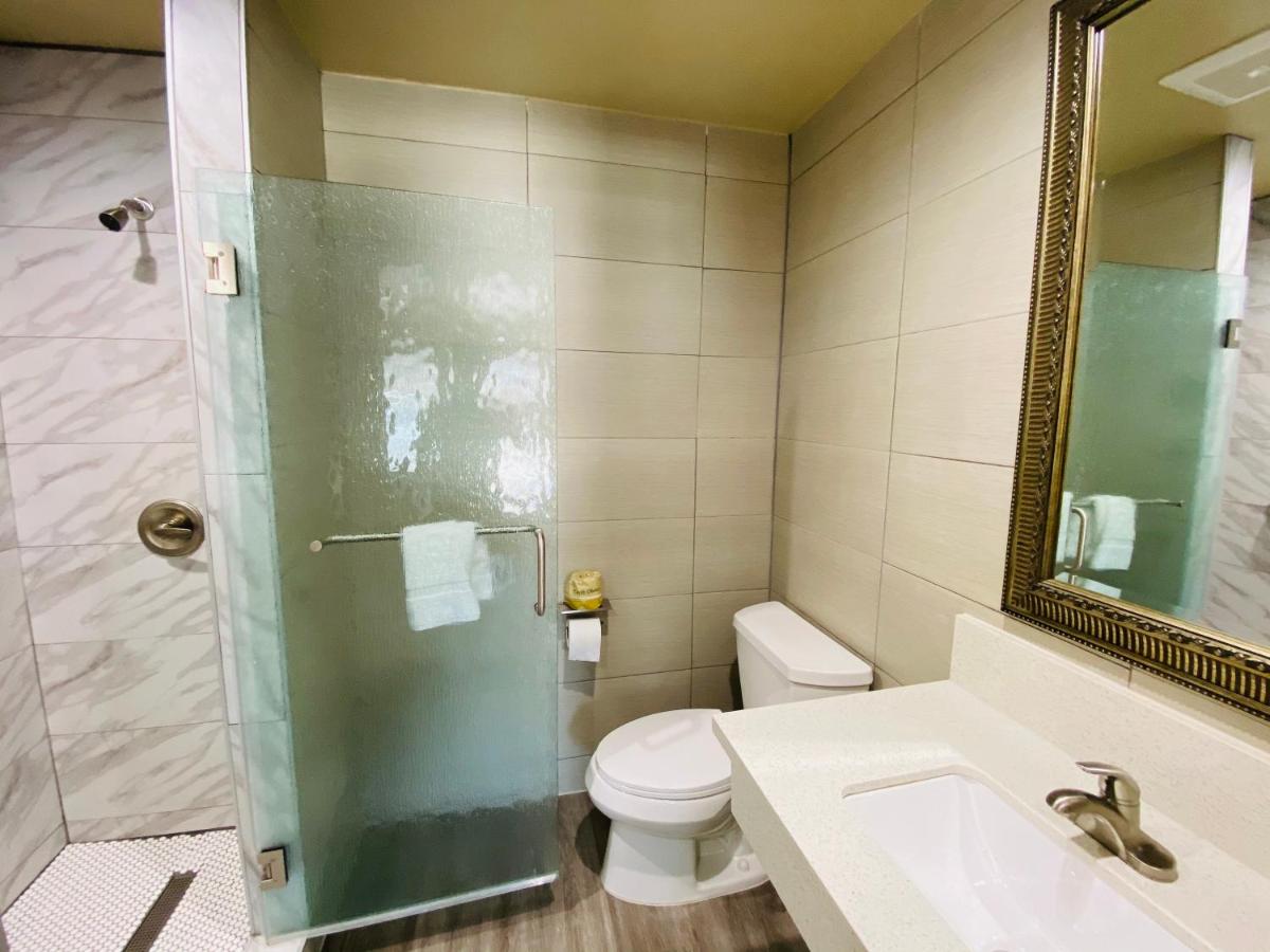 Double or Twin Room with Bathroom at Le Blanc Inn & Suites
