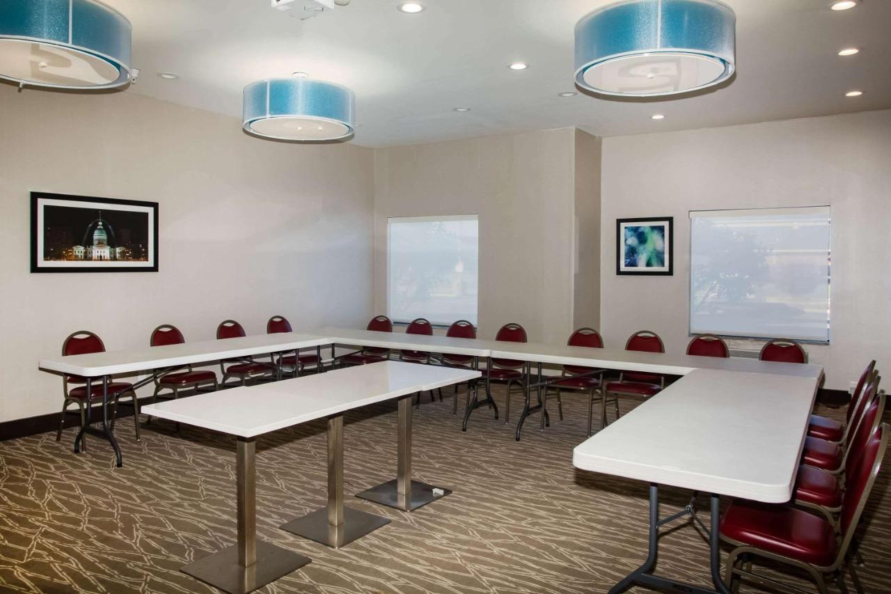 | La Quinta Inn & Suits by Wyndham Pontoon Beach IL