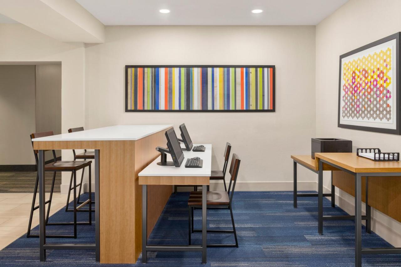  | Holiday Inn Express Hotel & Suites Ft Myers East- The Forum
