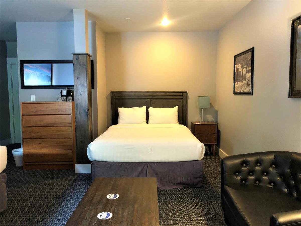 | Blue Elk Inn