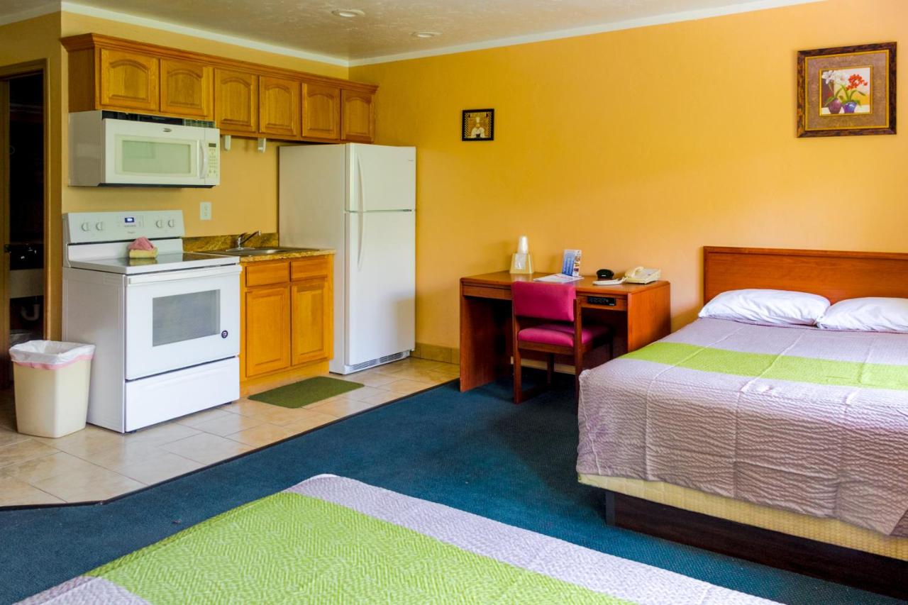 Deluxe Queen Room with Two Queen Beds at Red River Inn Silt-Rifle