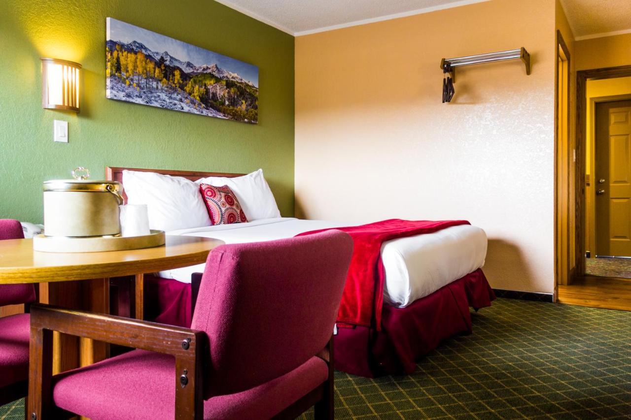 Queen Room - Non-Smoking at Red River Inn Silt-Rifle