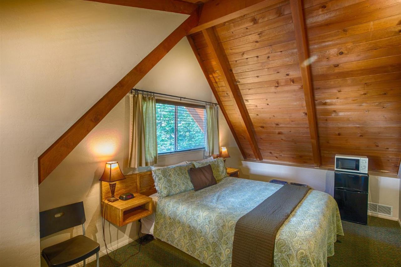 Deluxe Double Room - Pet-Friendly at Sleepy Hollow Cabins and Hotel