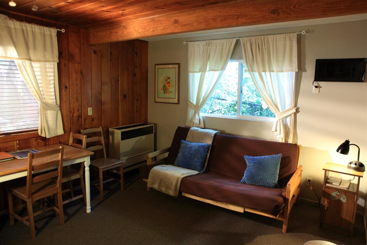 Creekside Cozy Corner Cabin - Pet-Friendly at Sleepy Hollow Cabins and Hotel