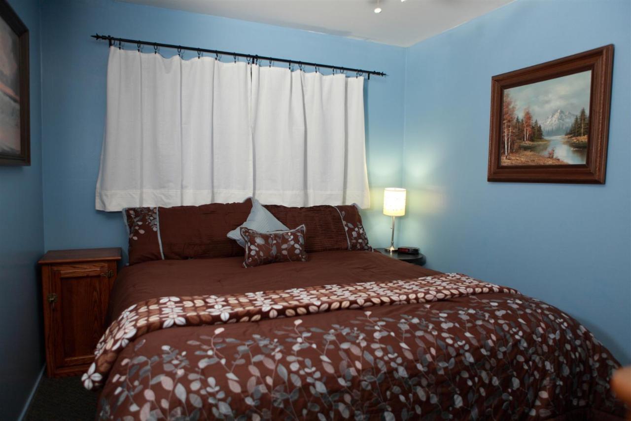 Lazy Owl Cabin - Pet-Friendly at Sleepy Hollow Cabins and Hotel