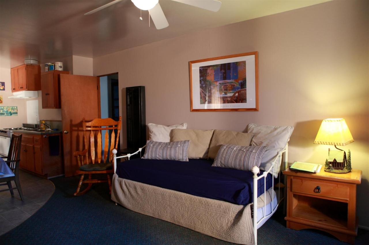 Lazy Owl Cabin - Pet-Friendly at Sleepy Hollow Cabins and Hotel