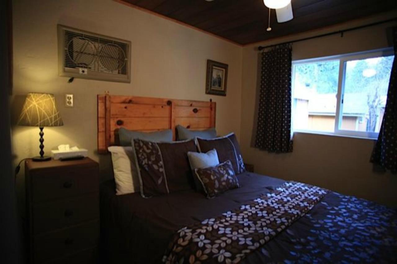 Mint Fawn Cabin - Pet-Friendly at Sleepy Hollow Cabins and Hotel