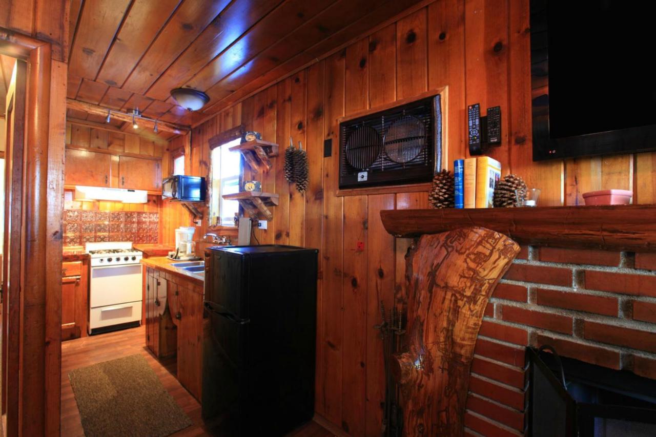 Pine Hut Cabin - No Pets at Sleepy Hollow Cabins and Hotel