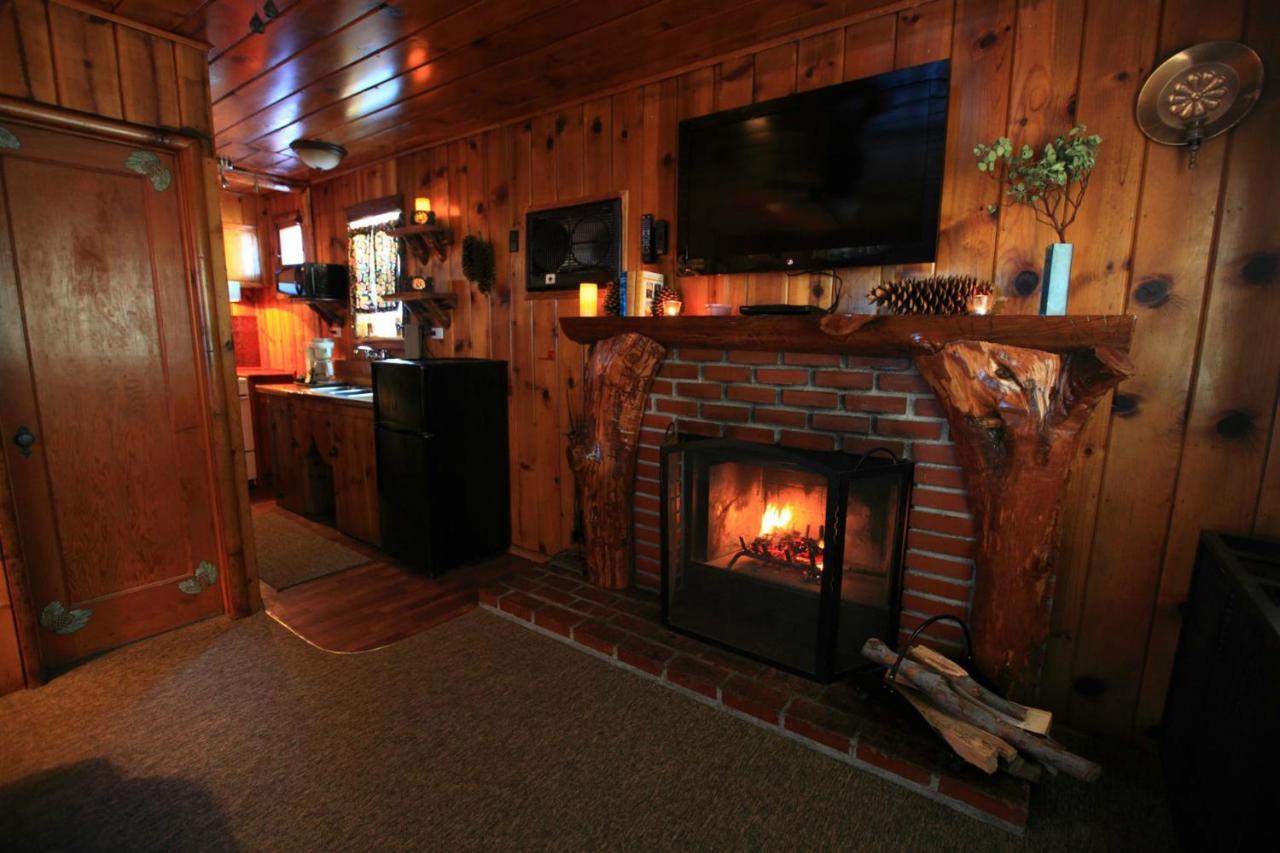 Pine Hut Cabin - No Pets at Sleepy Hollow Cabins and Hotel