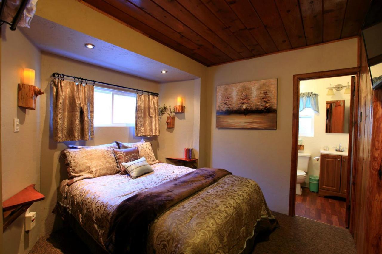 Pine Hut Cabin - No Pets at Sleepy Hollow Cabins and Hotel