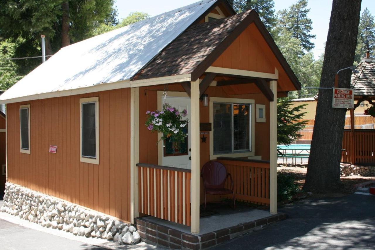 Pine Hut Cabin - No Pets at Sleepy Hollow Cabins and Hotel