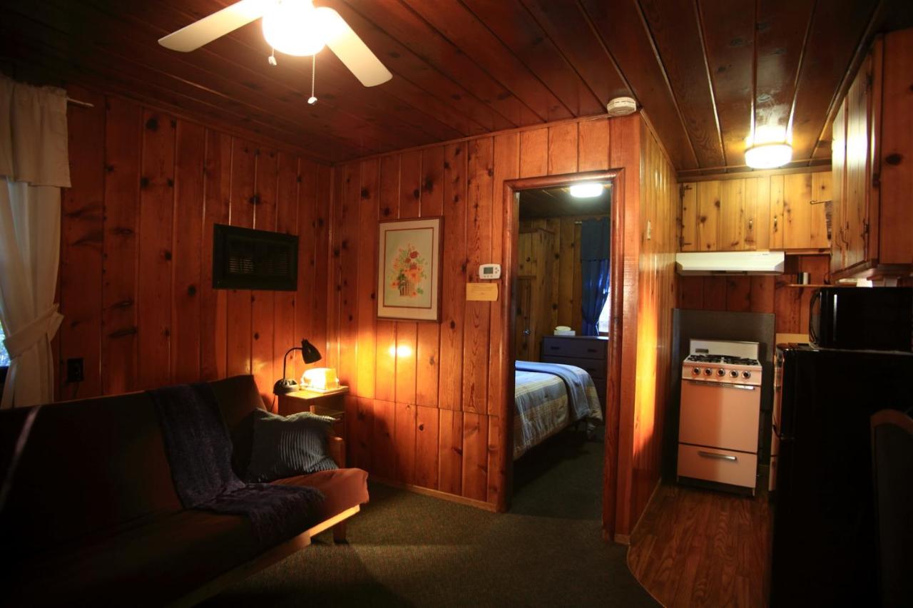 Pine Hut Cabin - No Pets at Sleepy Hollow Cabins and Hotel