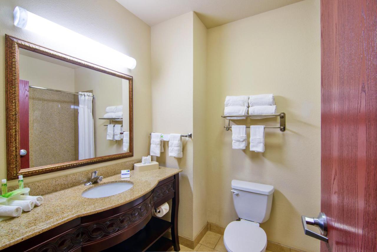 King Room at Country Inn & Suites by Radisson, Terrell