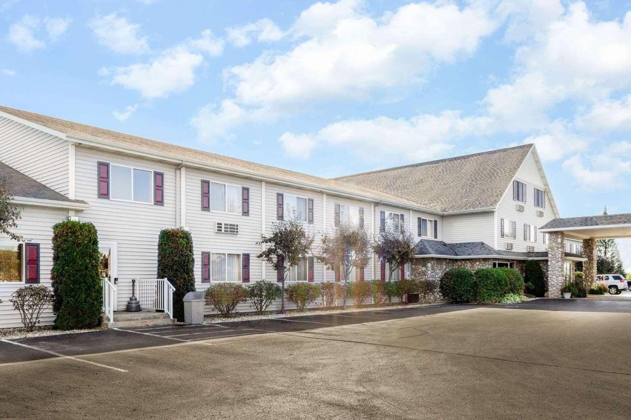 | Super 8 by Wyndham St. Ignace