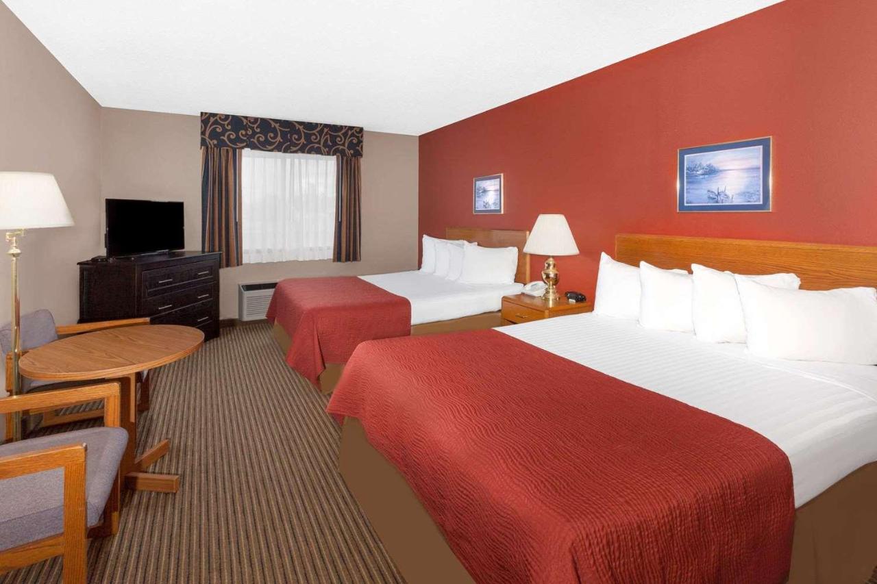 | Super 8 by Wyndham St. Ignace