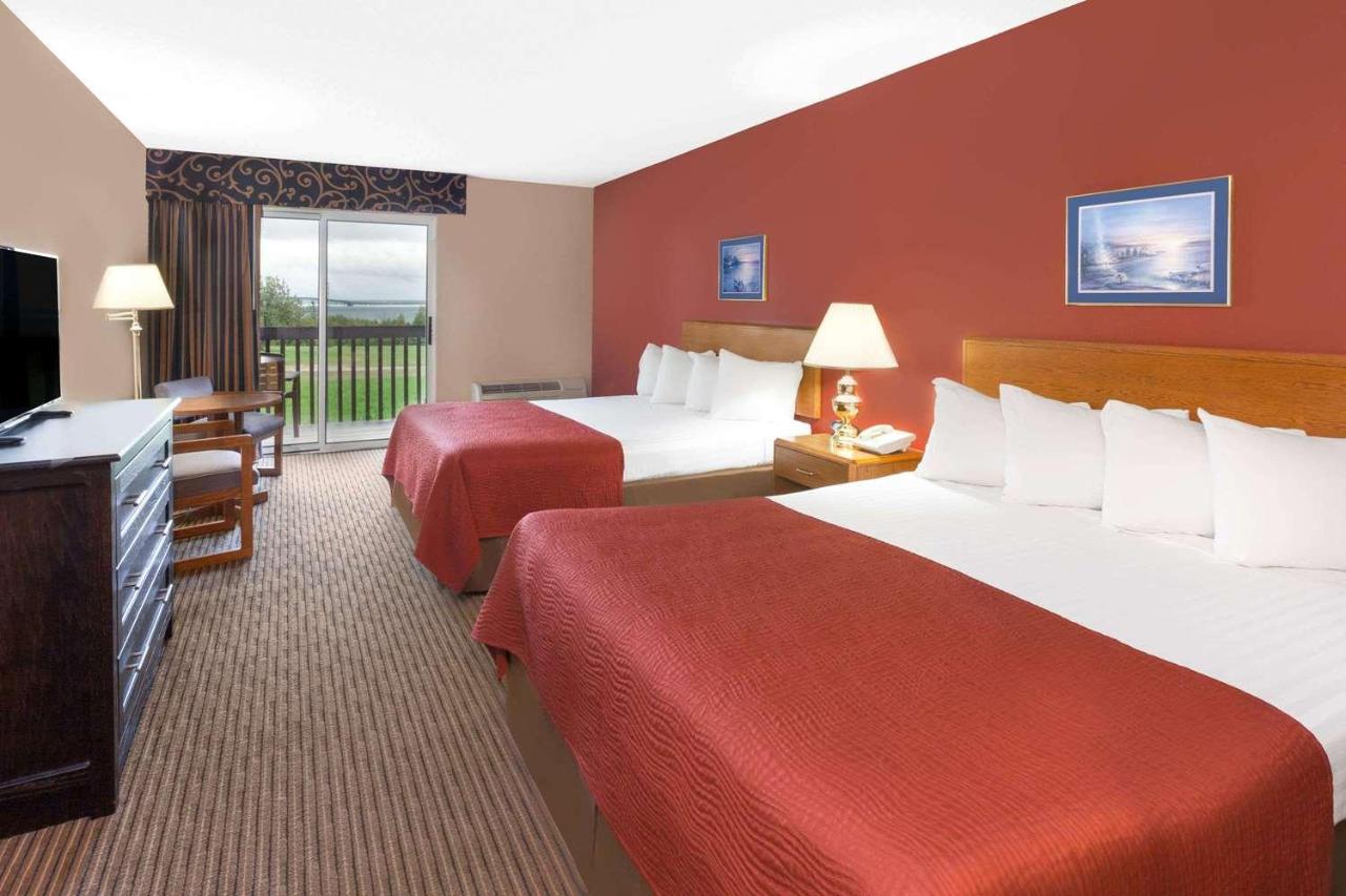 | Super 8 by Wyndham St. Ignace