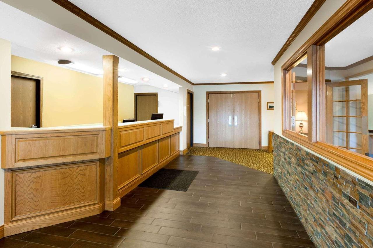 | Super 8 by Wyndham St. Ignace
