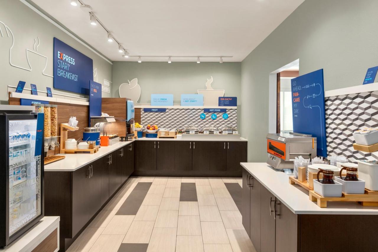  | Holiday Inn Express Hotel & Suites Fort Myers East - The Forum, an IHG Hotel