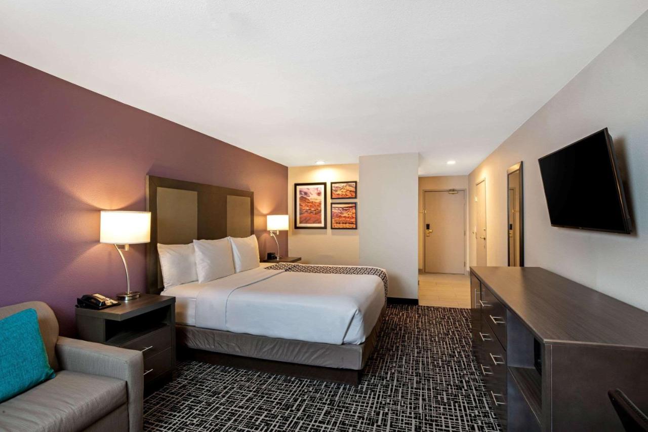 Deluxe King Room at La Quinta Inn & Suites by Wyndham Las Vegas Nellis