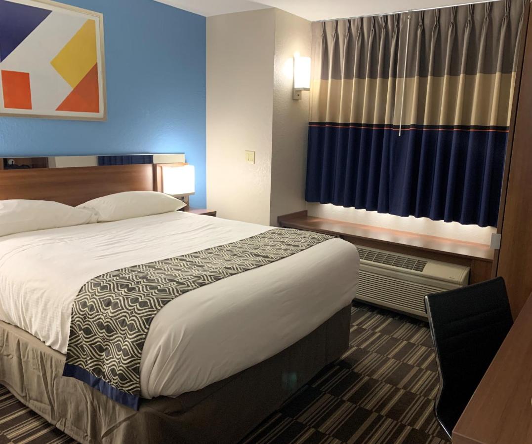 Deluxe Queen Room - Disability Access/Non-Smoking at Microtel Inn & Suites by Wyndham Fond Du Lac