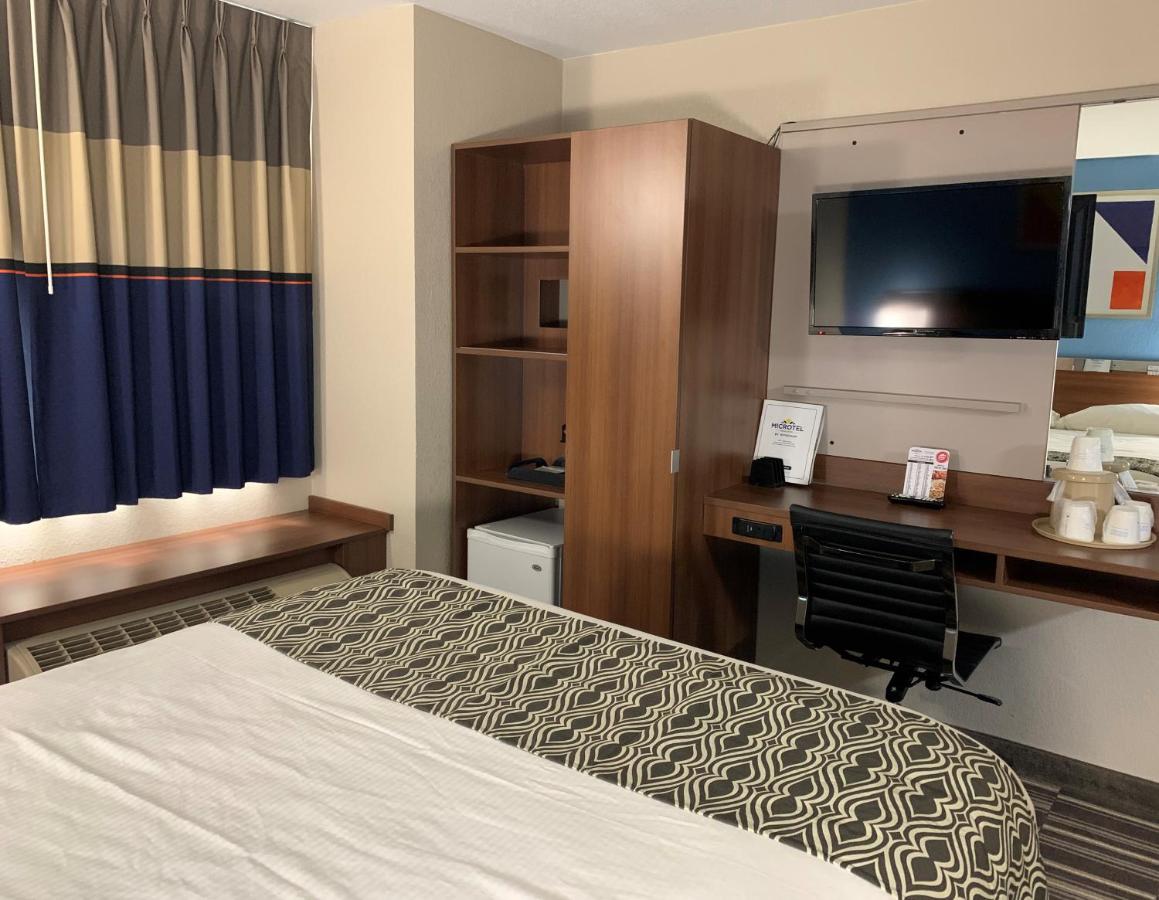 Deluxe Queen Room - Disability Access/Non-Smoking at Microtel Inn & Suites by Wyndham Fond Du Lac