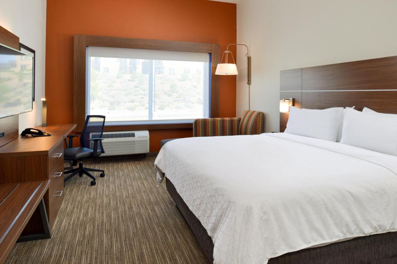 Leisure King Room - Non-Smoking at Holiday Inn Express & Suites Elko by IHG