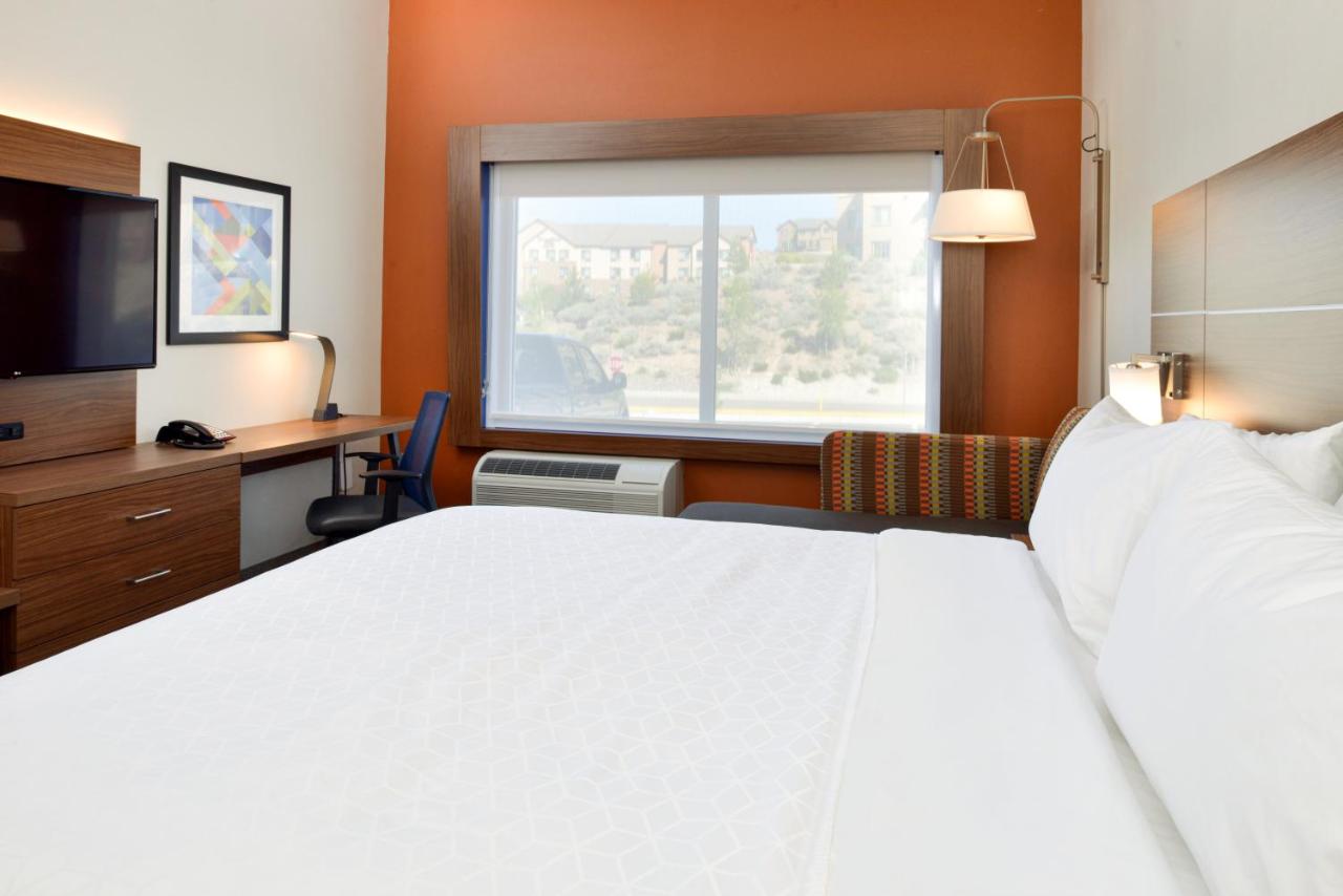 Leisure King Room - Non-Smoking at Holiday Inn Express & Suites Elko by IHG