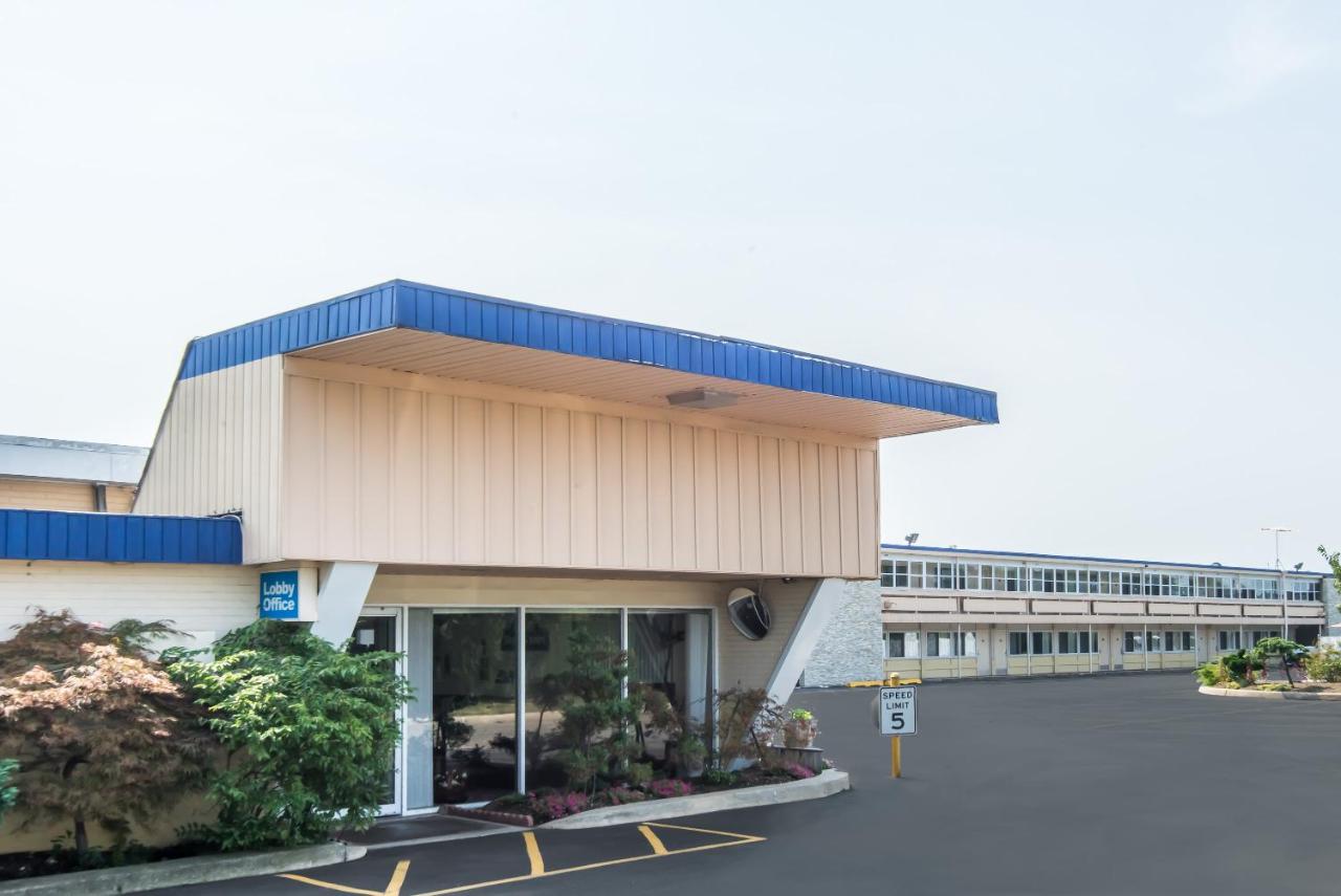 | Days Inn by Wyndham Hicksville Long Island