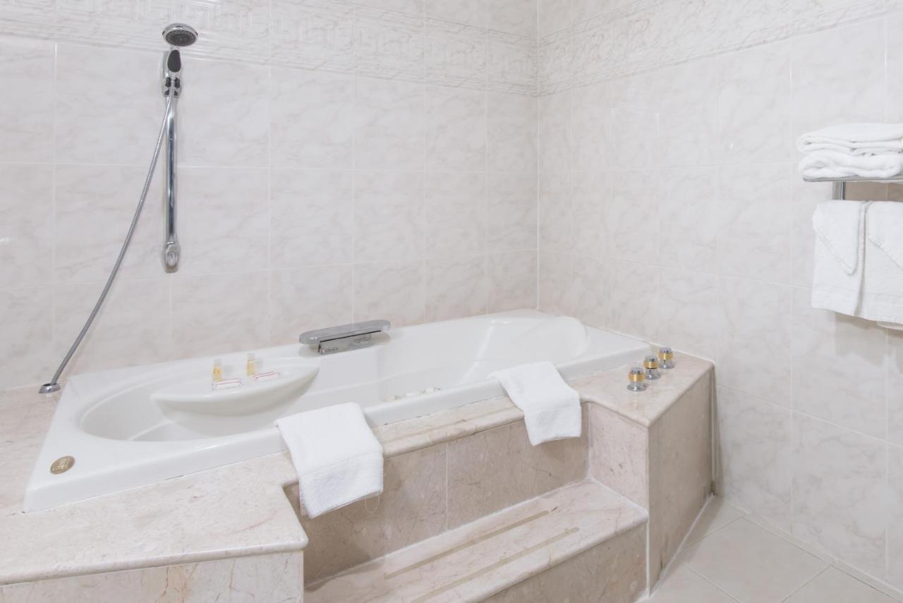 | Days Inn by Wyndham Hicksville Long Island