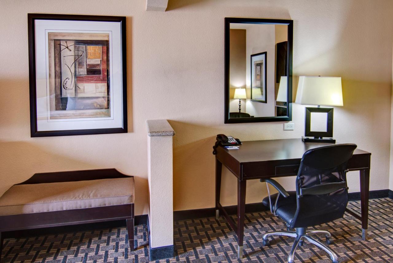 King Suite at Holiday Inn Express Hotel & Suites Huntsville by IHG