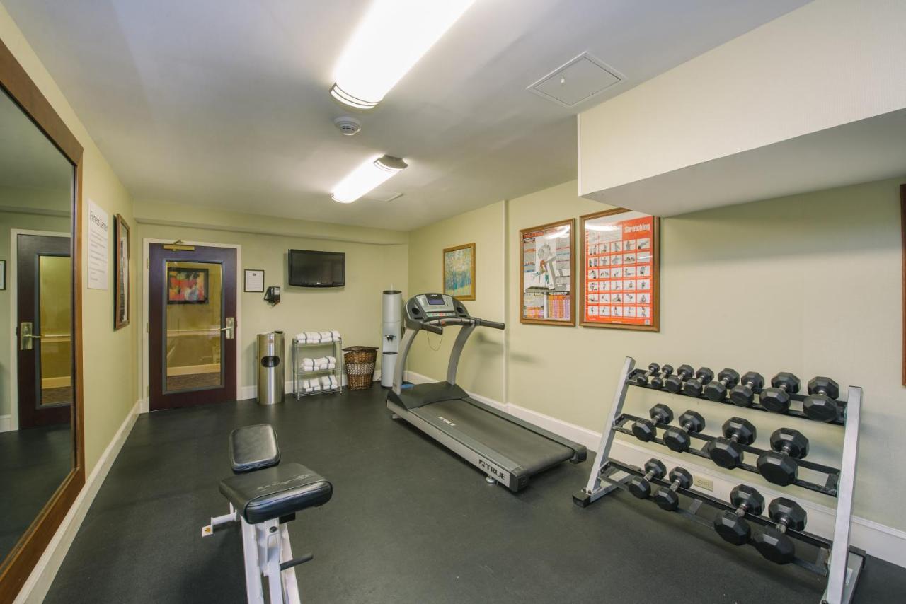 | Holiday Inn Express and Suites Merrimack, an IHG Hotel