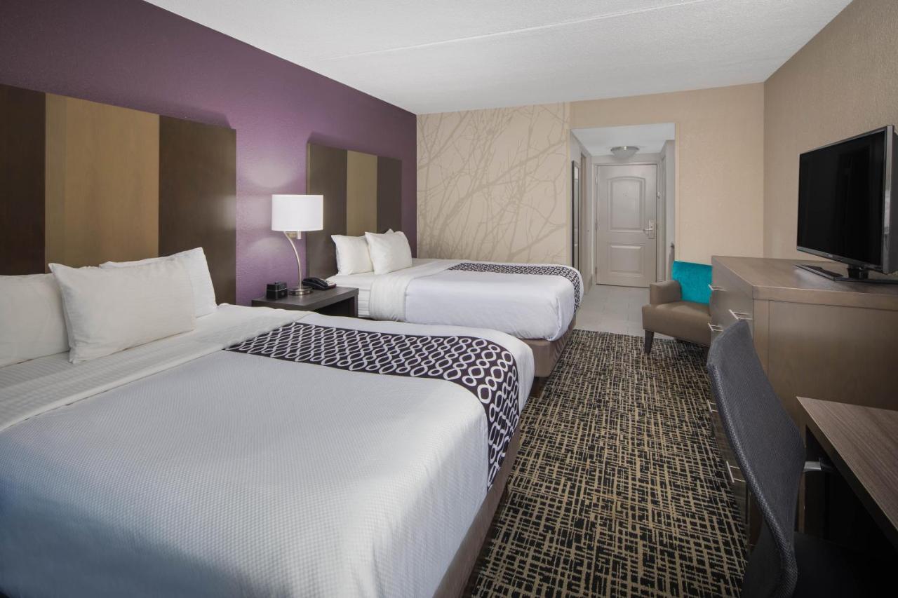 Queen Room with Two Queen Beds at La Quinta Inn & Suites by Wyndham Chattanooga - East Ridge