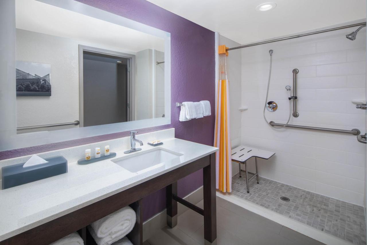King Room - Disability Access at La Quinta Inn & Suites by Wyndham Chattanooga - East Ridge