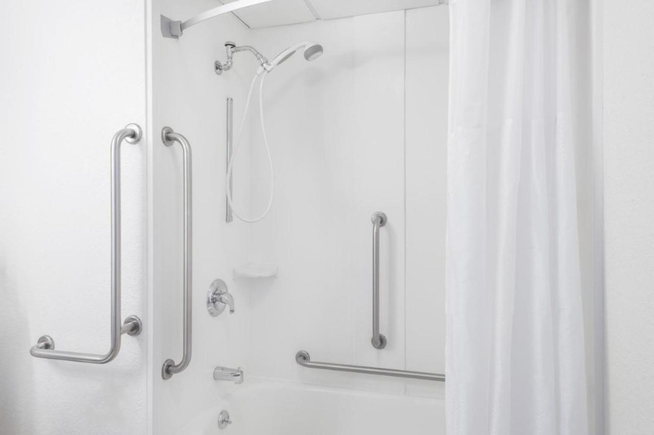  | Super 8 by Wyndham Portland/Westbrook Area