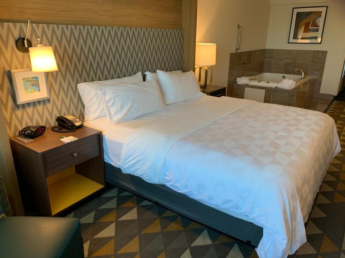 | Holiday Inn Martinsburg, an IHG Hotel