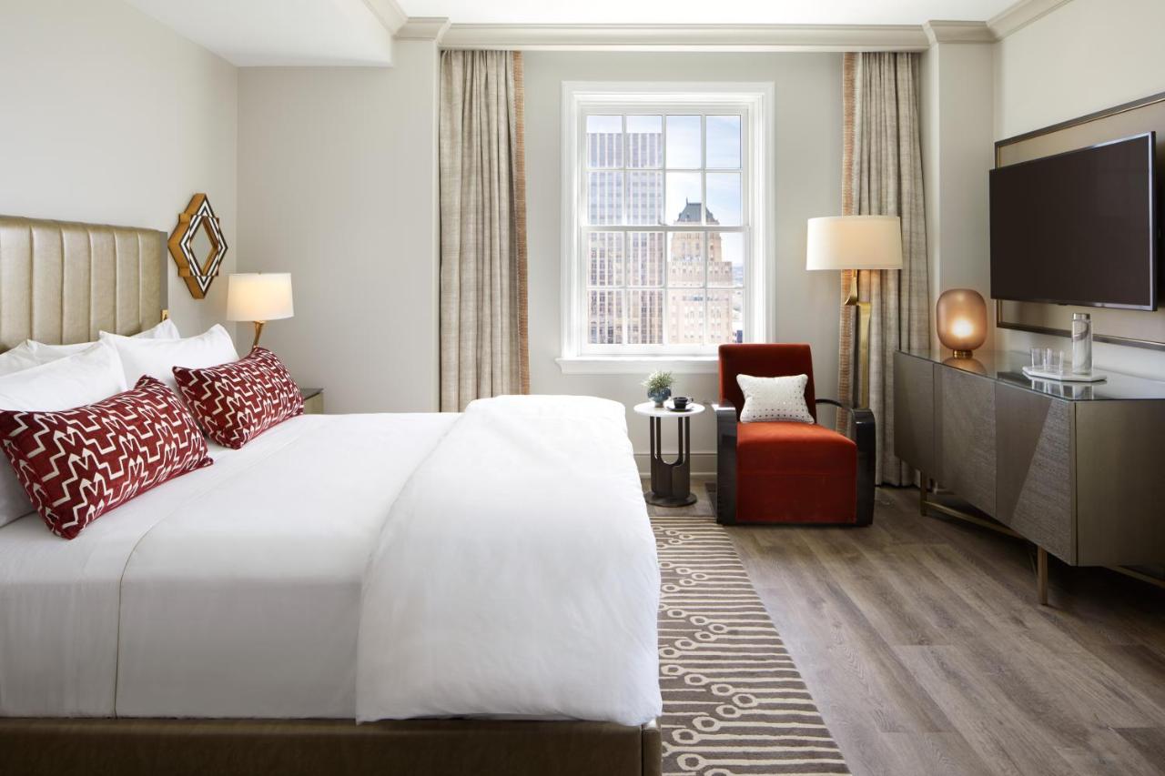 Deluxe King Room at The Plaza Hotel Pioneer Park