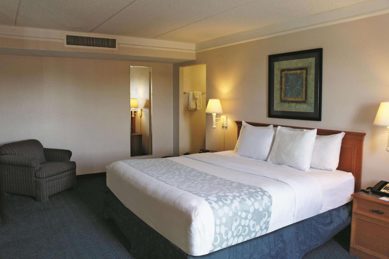 King Room with Bath Tub - Mobility Accessible/Non-Smoking at La Quinta Inn by Wyndham Clute Lake Jackson