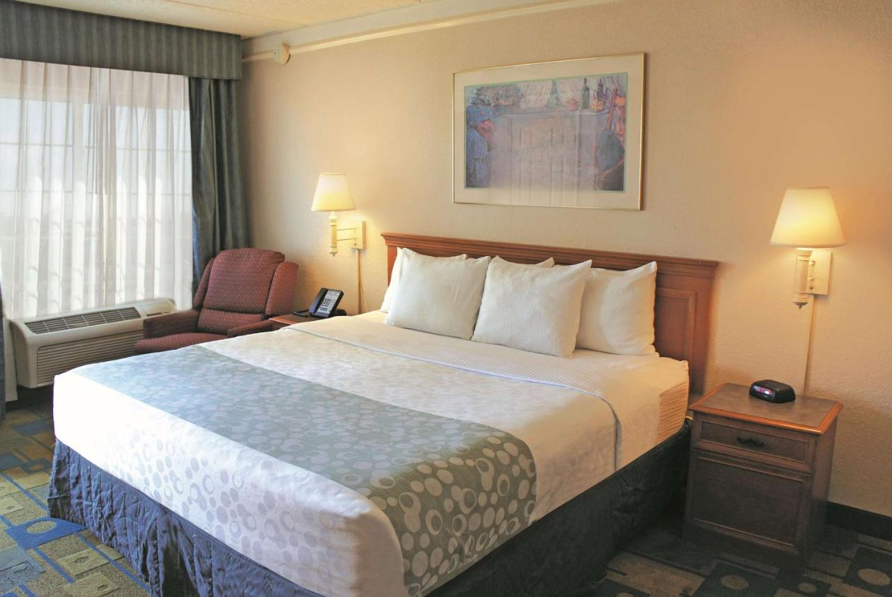 King Room with Bath Tub - Mobility Accessible/Non-Smoking at La Quinta Inn by Wyndham Clute Lake Jackson