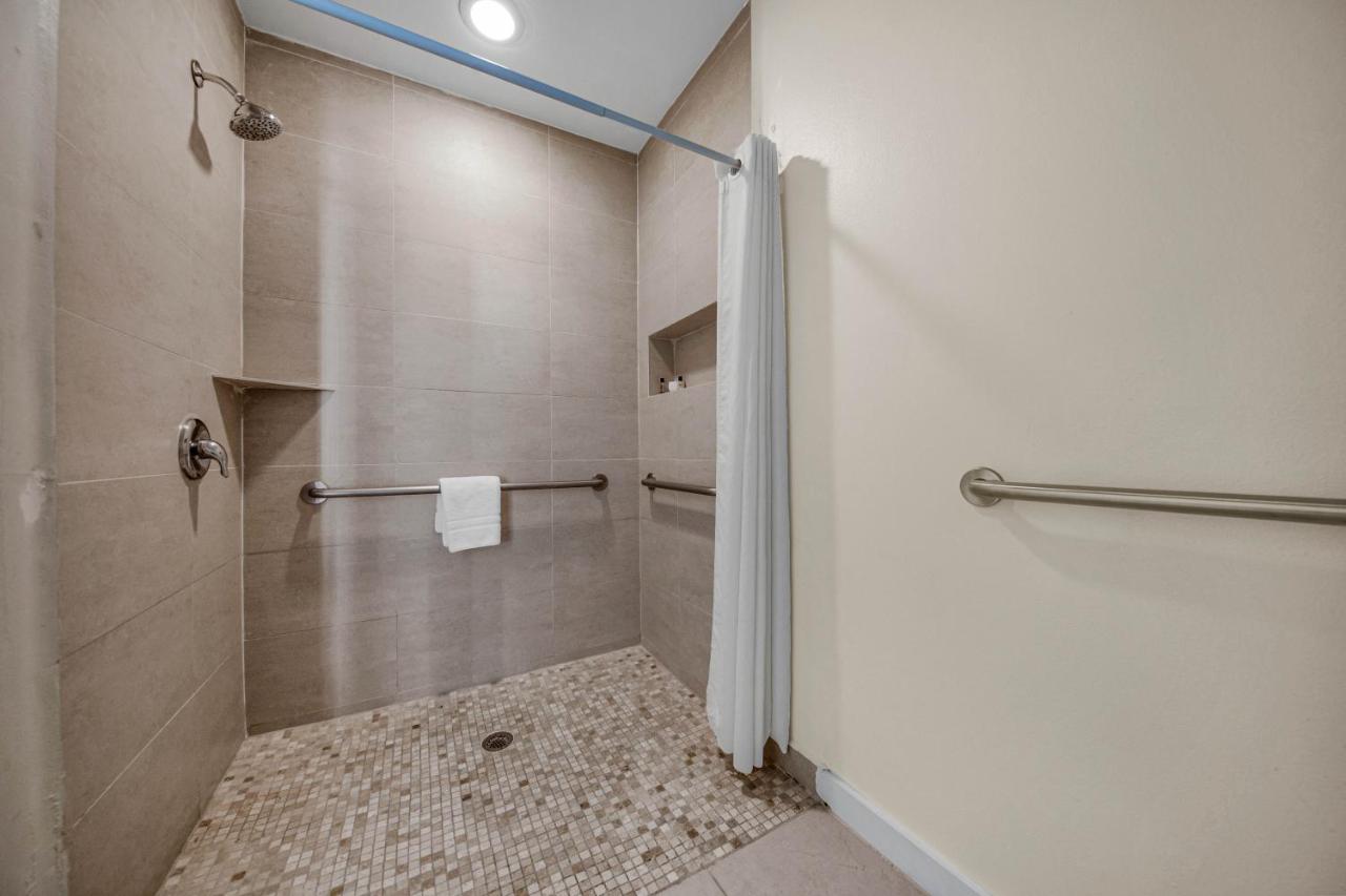 Deluxe King Room at Peninsula Island Resort & Spa - Beach Front Property at South Padre Island